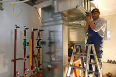 Arbeiten an der neuen Heizungs- und Lüftungsanlage, sowie der Elektronik in St. Crescentius (Foto: Karl-Franz Thiede)